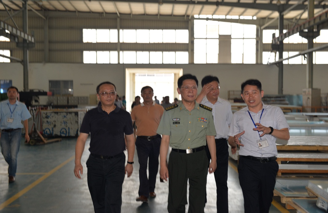 中共南昌市委常委、南昌警備區(qū)司令員劉瑄一行到江西新材調(diào)研
